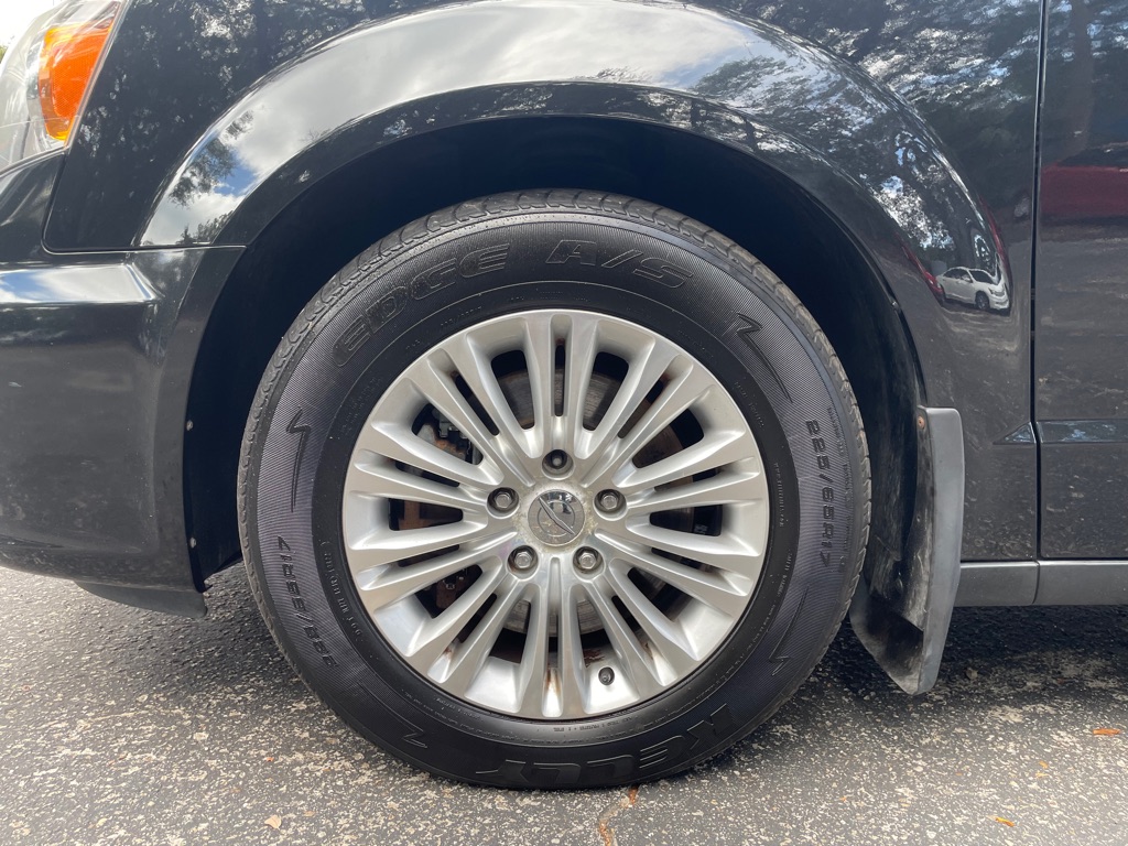 Photo 29 of this CHRYSLER TOWN & COUNTRY