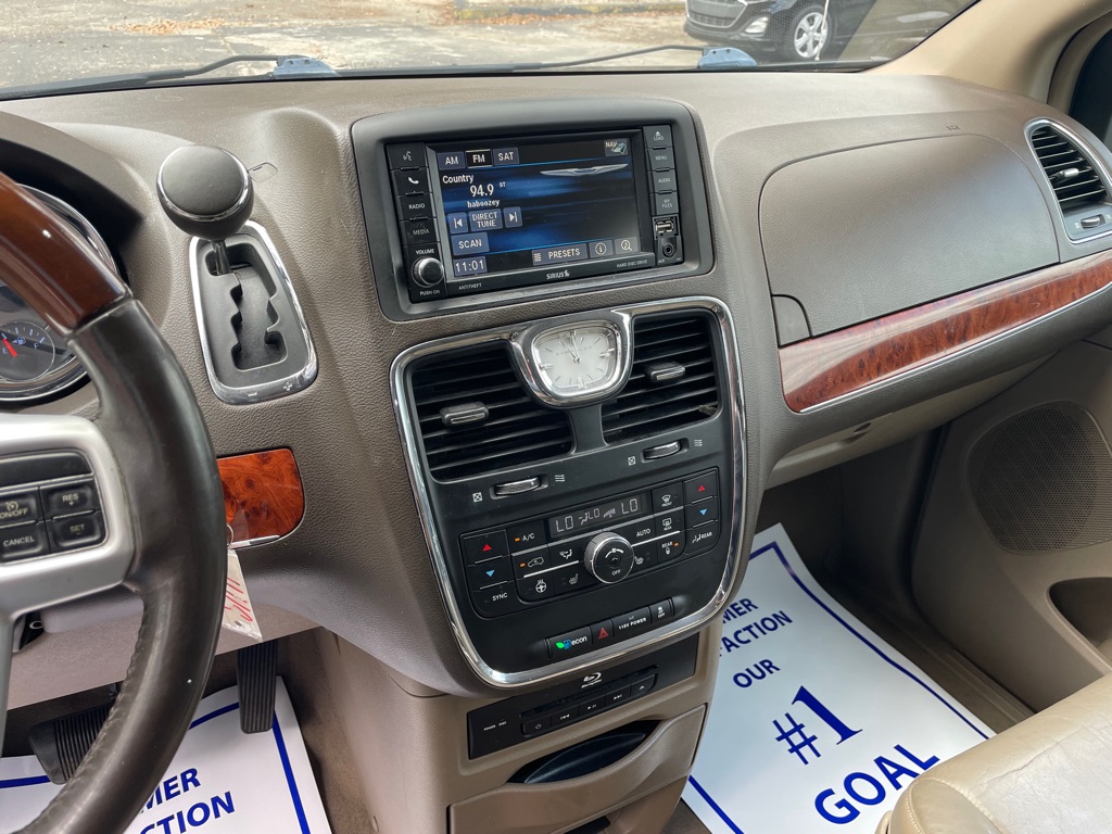 Photo 16 of this CHRYSLER TOWN & COUNTRY