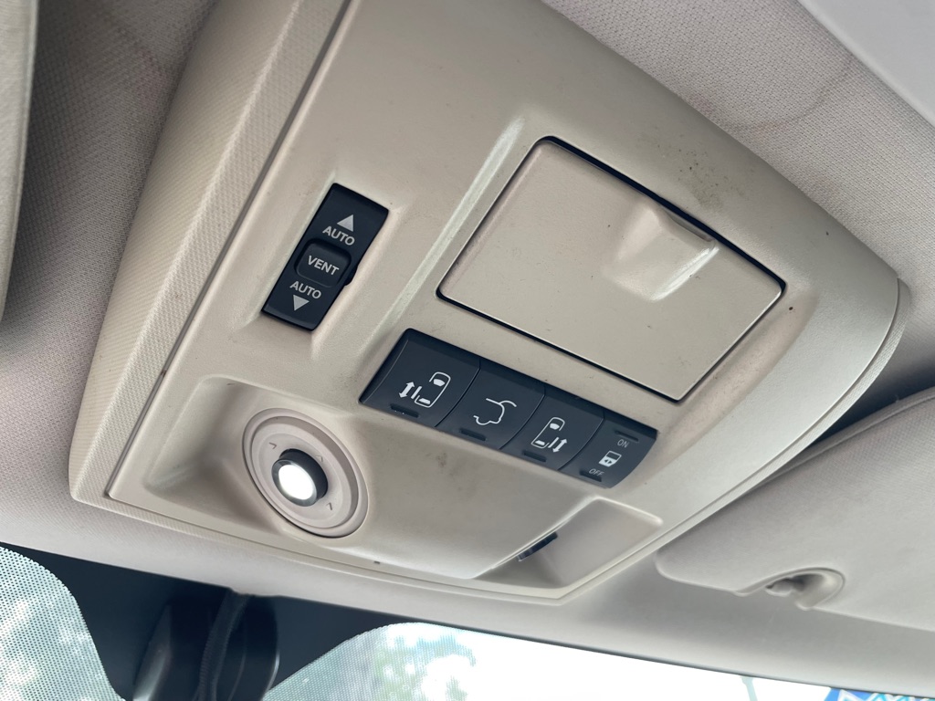 Photo 18 of this CHRYSLER TOWN & COUNTRY