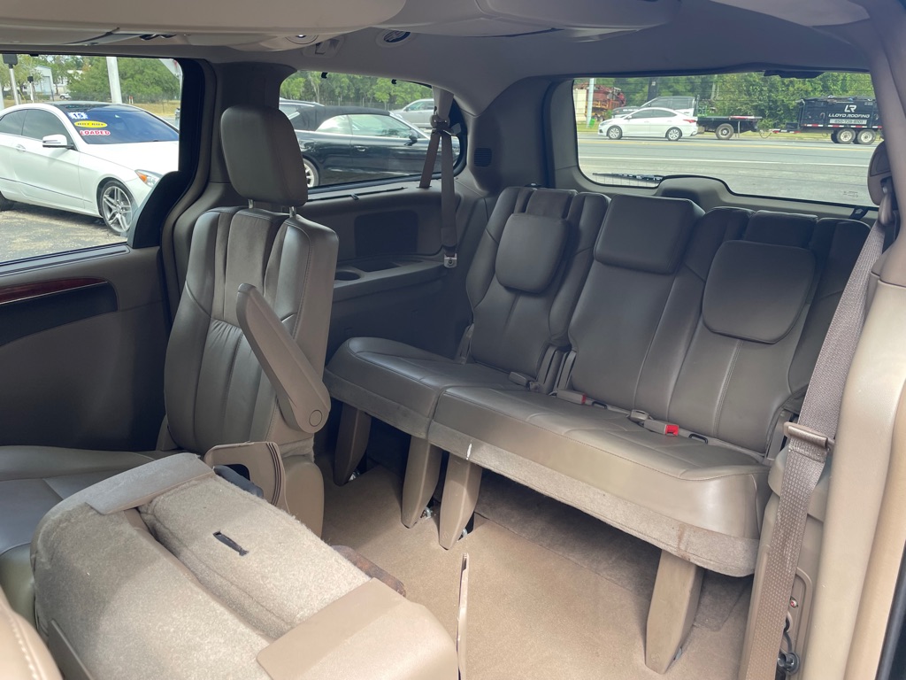 Photo 25 of this CHRYSLER TOWN & COUNTRY