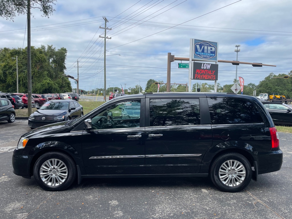 Photo 2 of this CHRYSLER TOWN & COUNTRY
