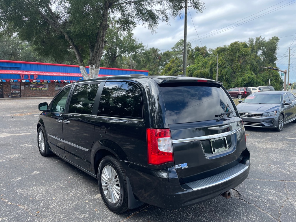 Photo 3 of this CHRYSLER TOWN & COUNTRY