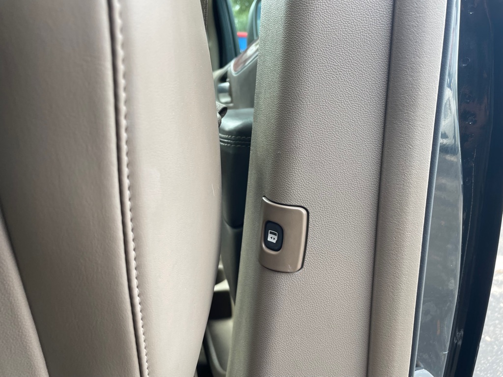 Photo 23 of this CHRYSLER TOWN & COUNTRY