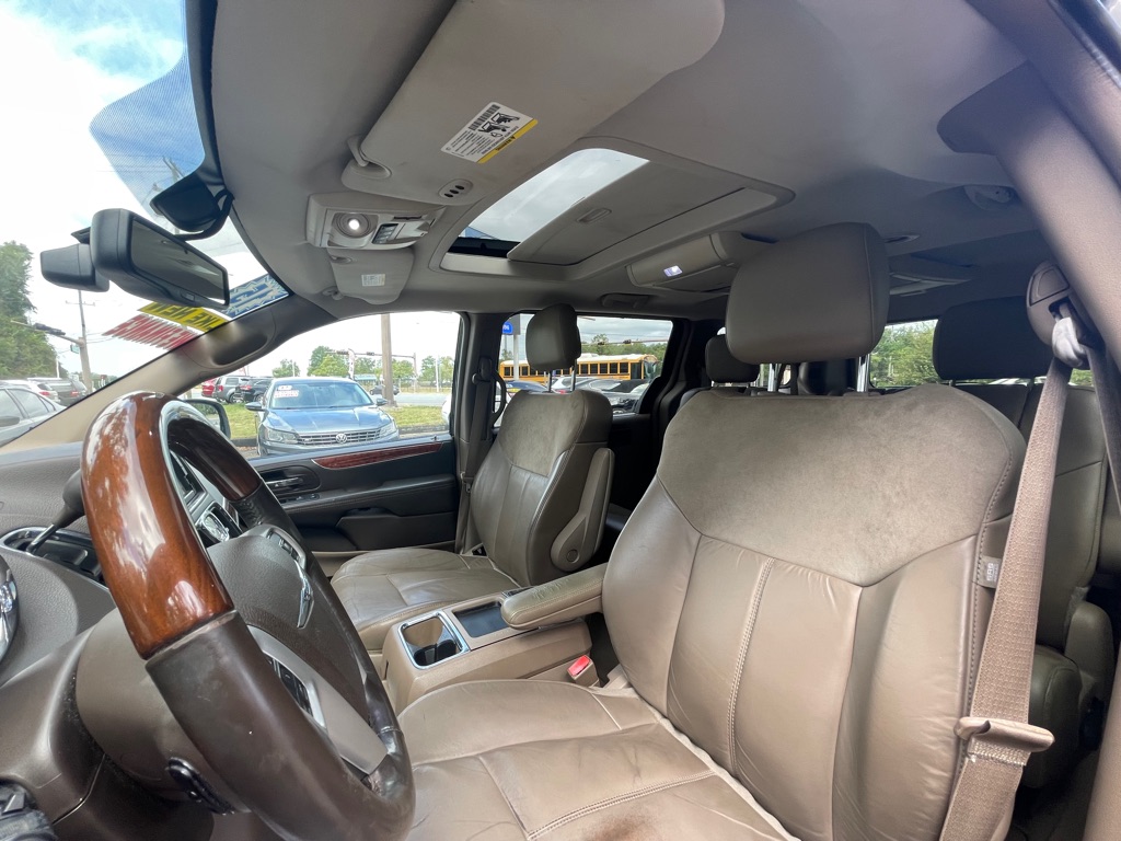 Photo 12 of this CHRYSLER TOWN & COUNTRY