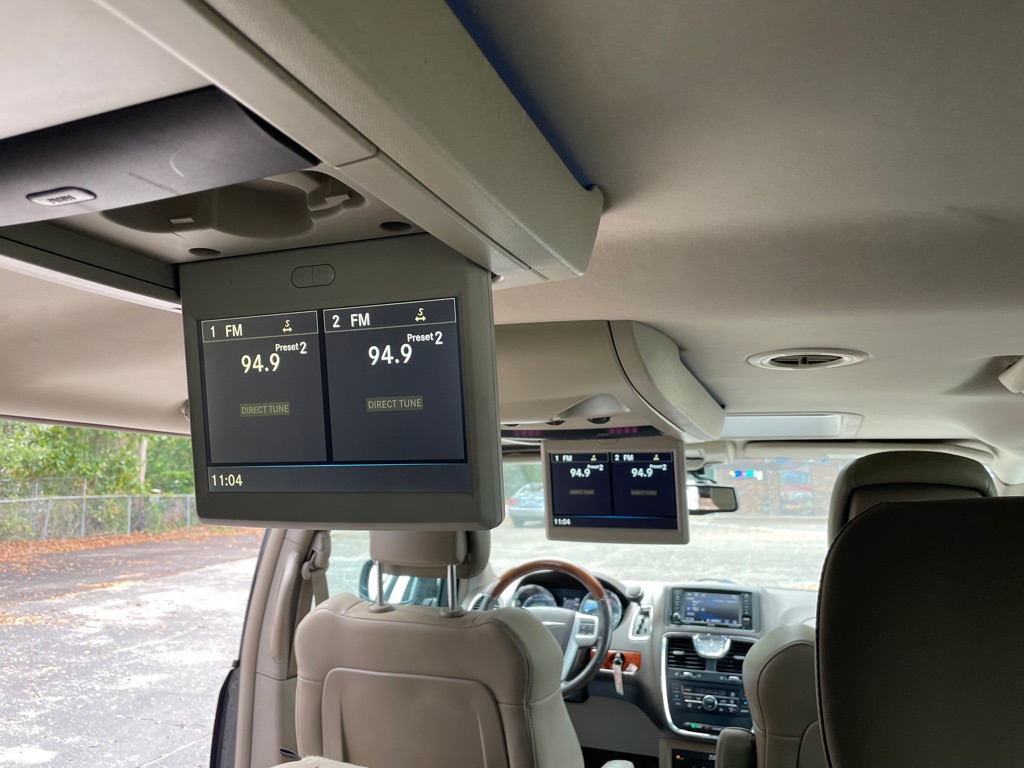 Photo 26 of this CHRYSLER TOWN & COUNTRY