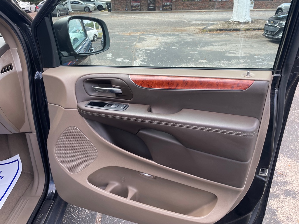 Photo 19 of this CHRYSLER TOWN & COUNTRY