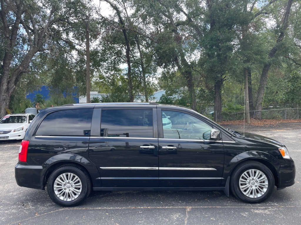 Photo 6 of this CHRYSLER TOWN & COUNTRY