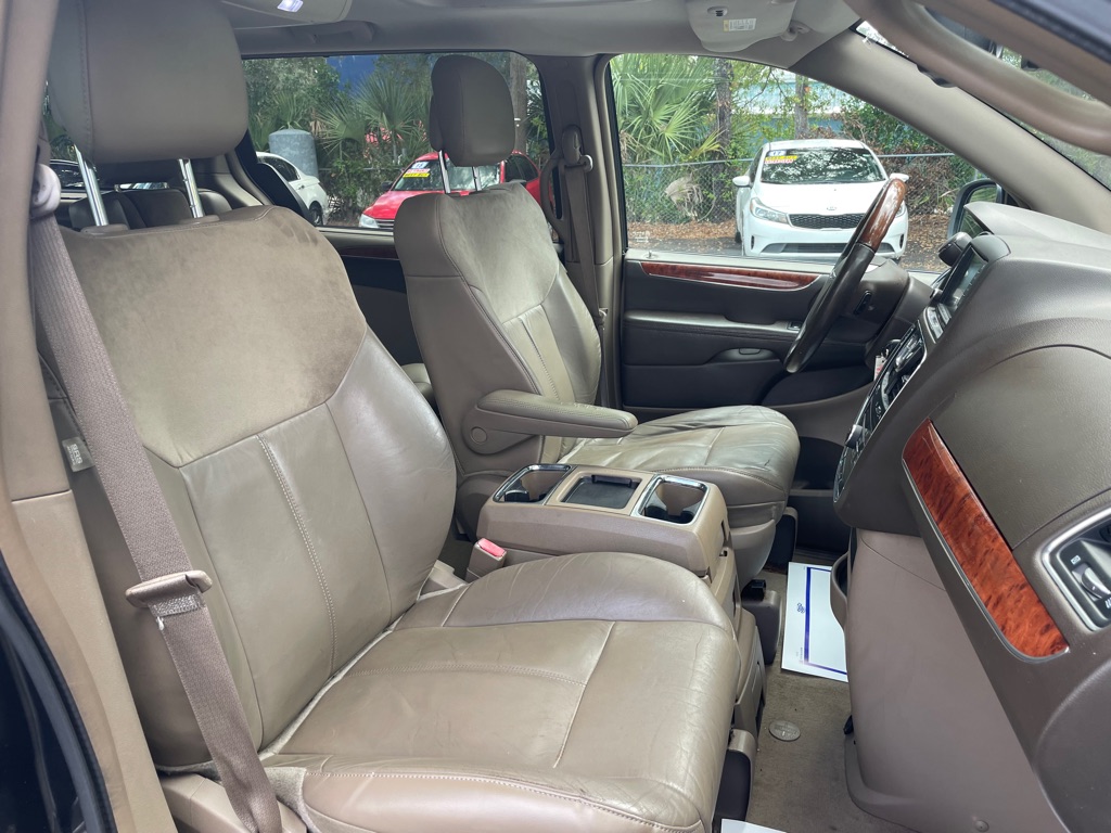 Photo 20 of this CHRYSLER TOWN & COUNTRY