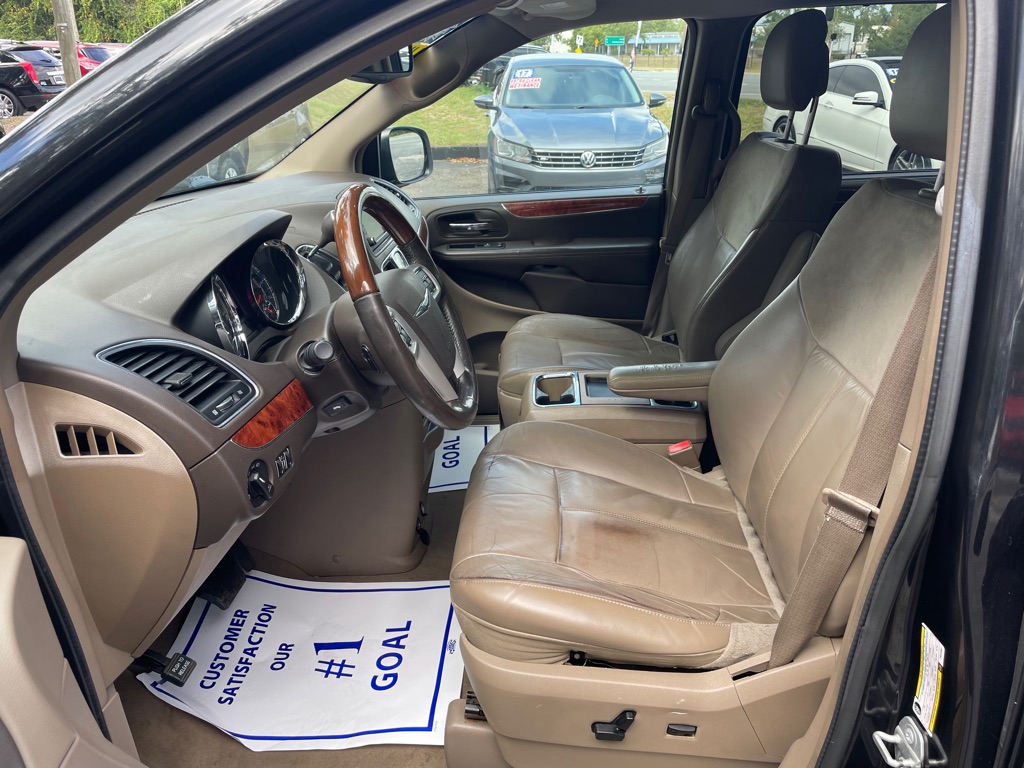 Photo 11 of this CHRYSLER TOWN & COUNTRY