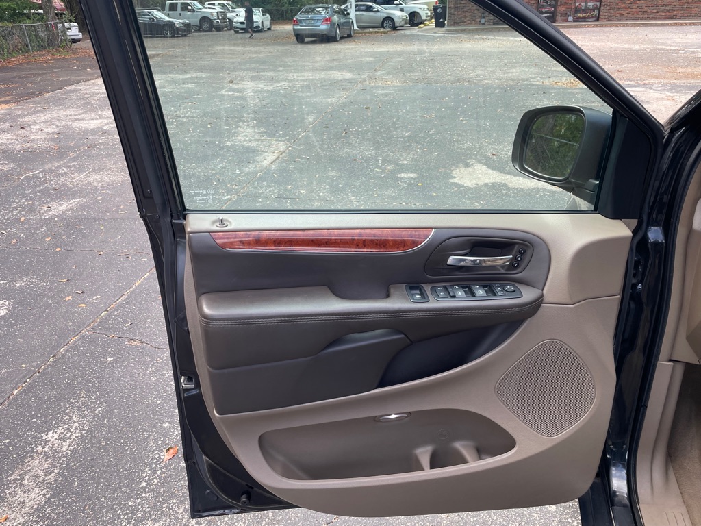 Photo 10 of this CHRYSLER TOWN & COUNTRY