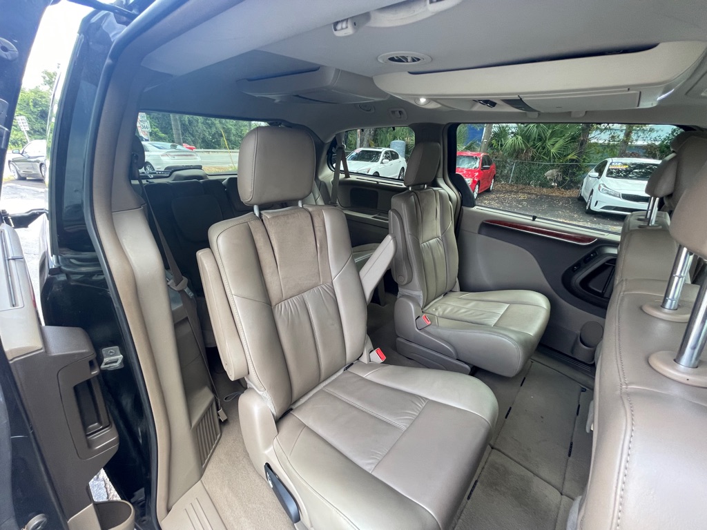 Photo 22 of this CHRYSLER TOWN & COUNTRY