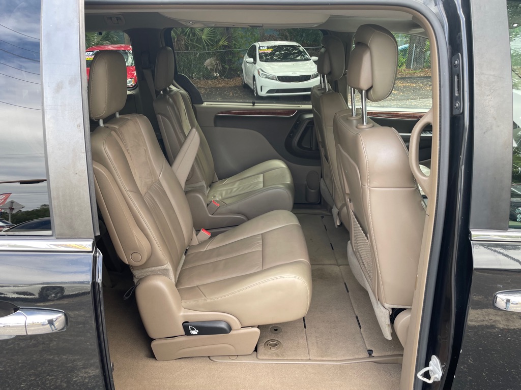 Photo 21 of this CHRYSLER TOWN & COUNTRY