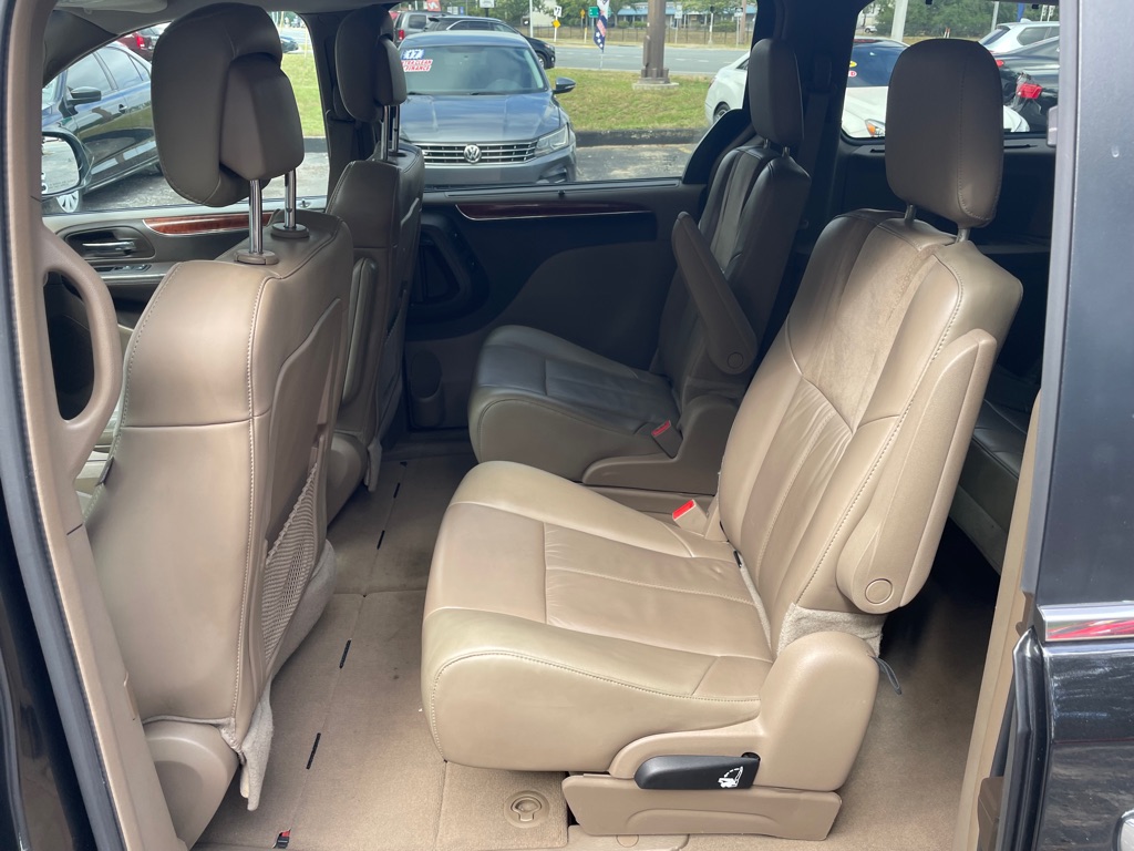 Photo 24 of this CHRYSLER TOWN & COUNTRY