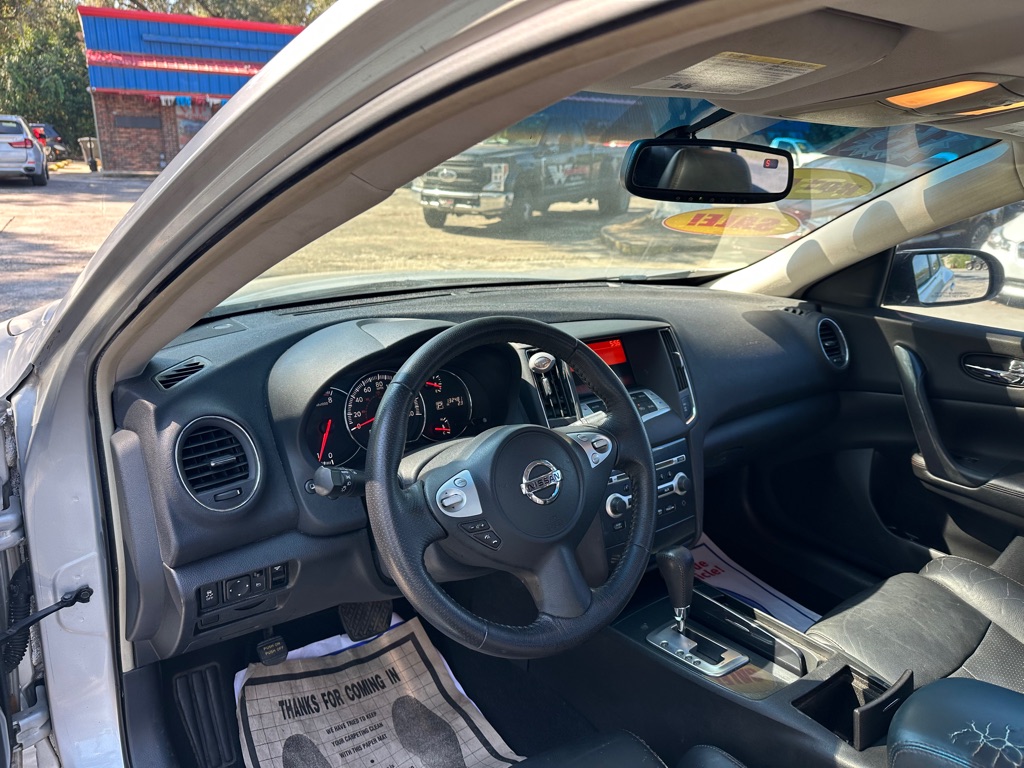 Photo 12 of this NISSAN MAXIMA