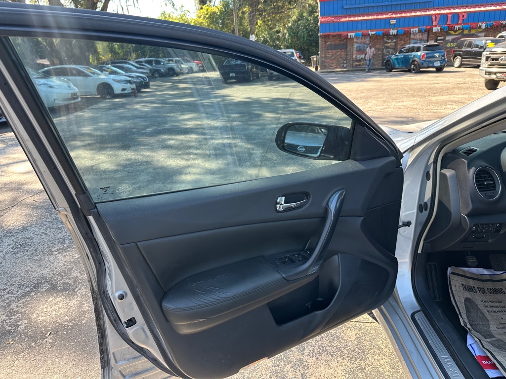 Photo 11 of this NISSAN MAXIMA