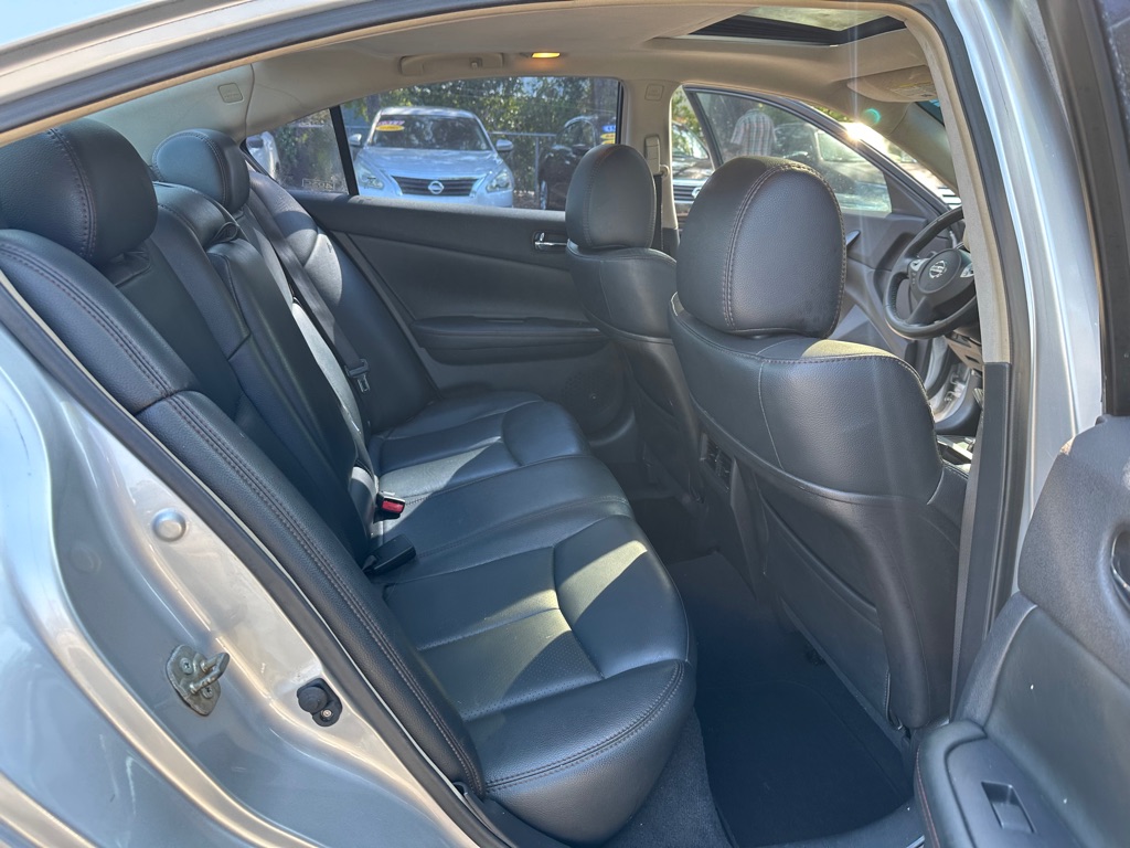 Photo 19 of this NISSAN MAXIMA