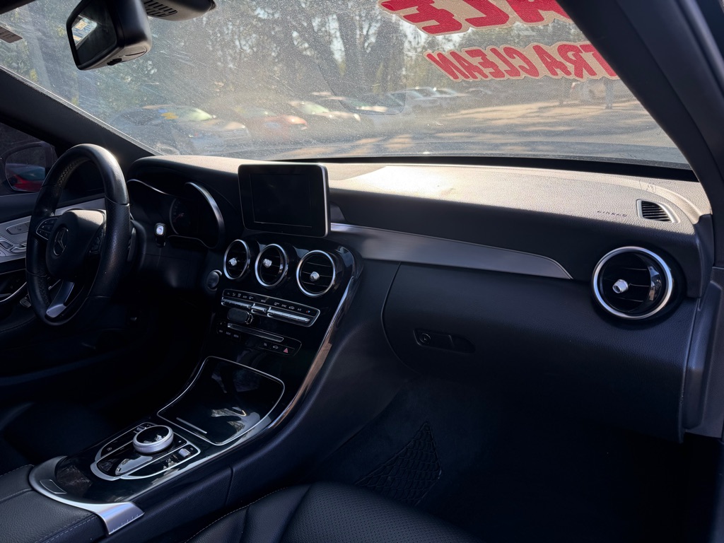 Photo 34 of this MERCEDES-BENZ C-CLASS