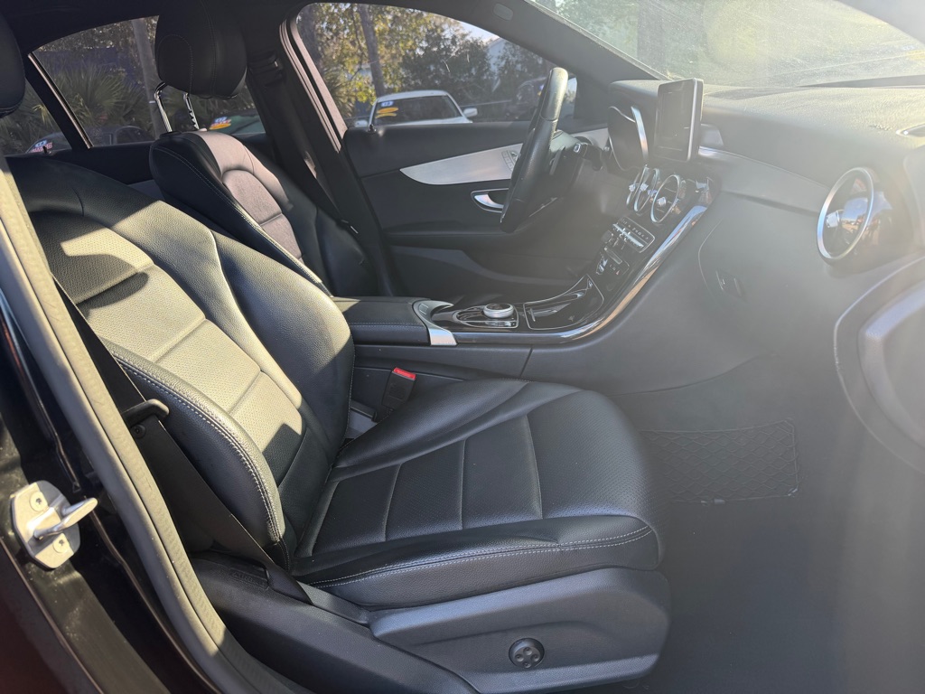 Photo 33 of this MERCEDES-BENZ C-CLASS