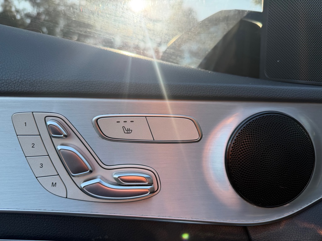 Photo 18 of this MERCEDES-BENZ C-CLASS