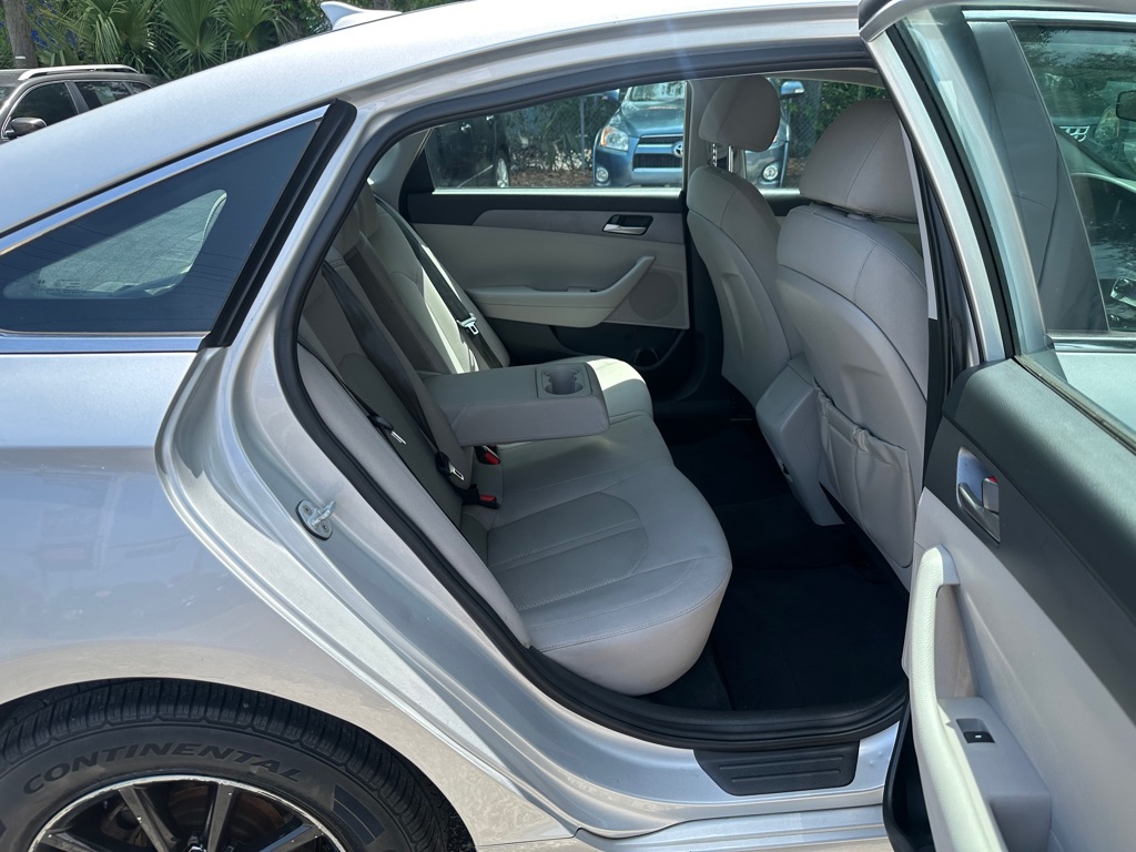 Photo 16 of this HYUNDAI SONATA