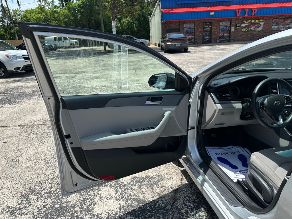 Photo 9 of this HYUNDAI SONATA