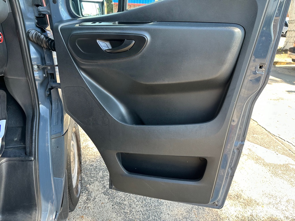 Photo 14 of this MERCEDES-BENZ SPRINTER