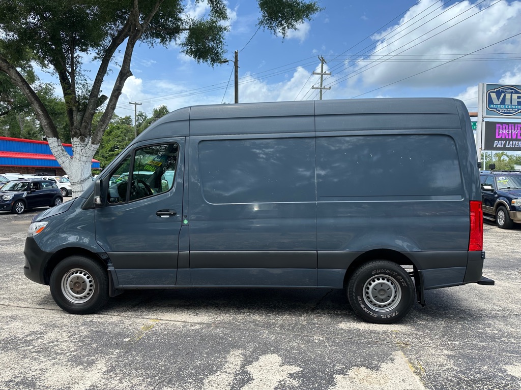 Photo 9 of this MERCEDES-BENZ SPRINTER