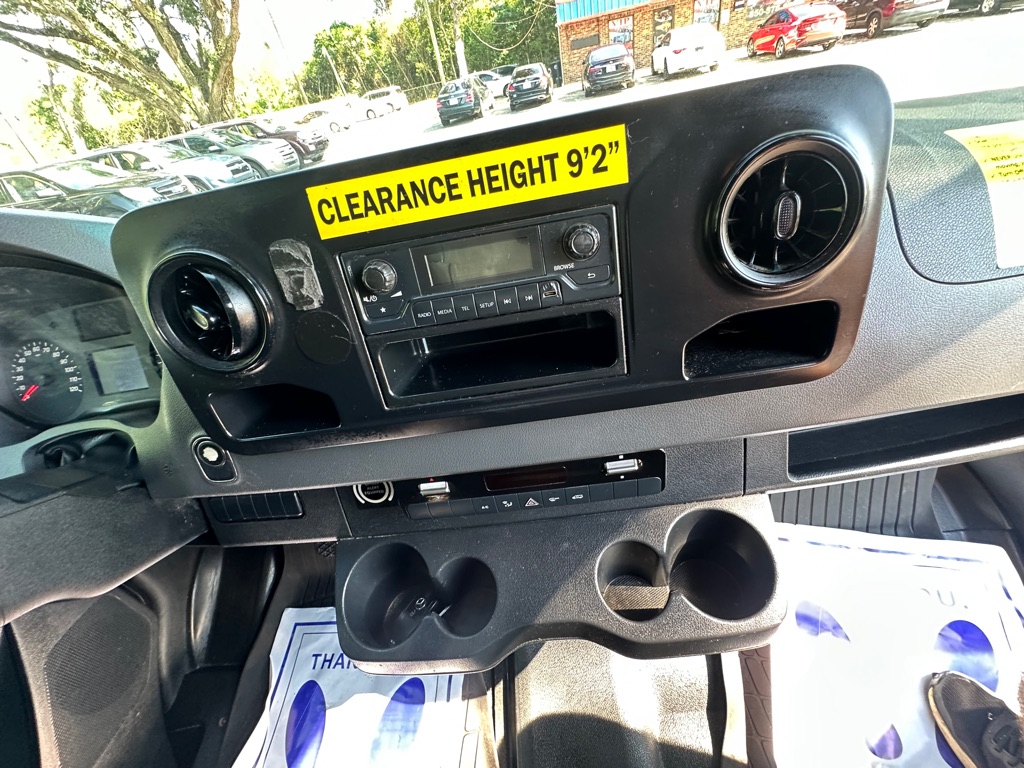 Photo 18 of this MERCEDES-BENZ SPRINTER