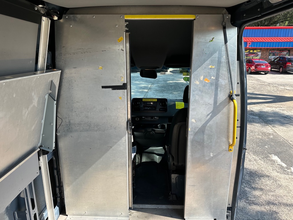 Photo 27 of this MERCEDES-BENZ SPRINTER