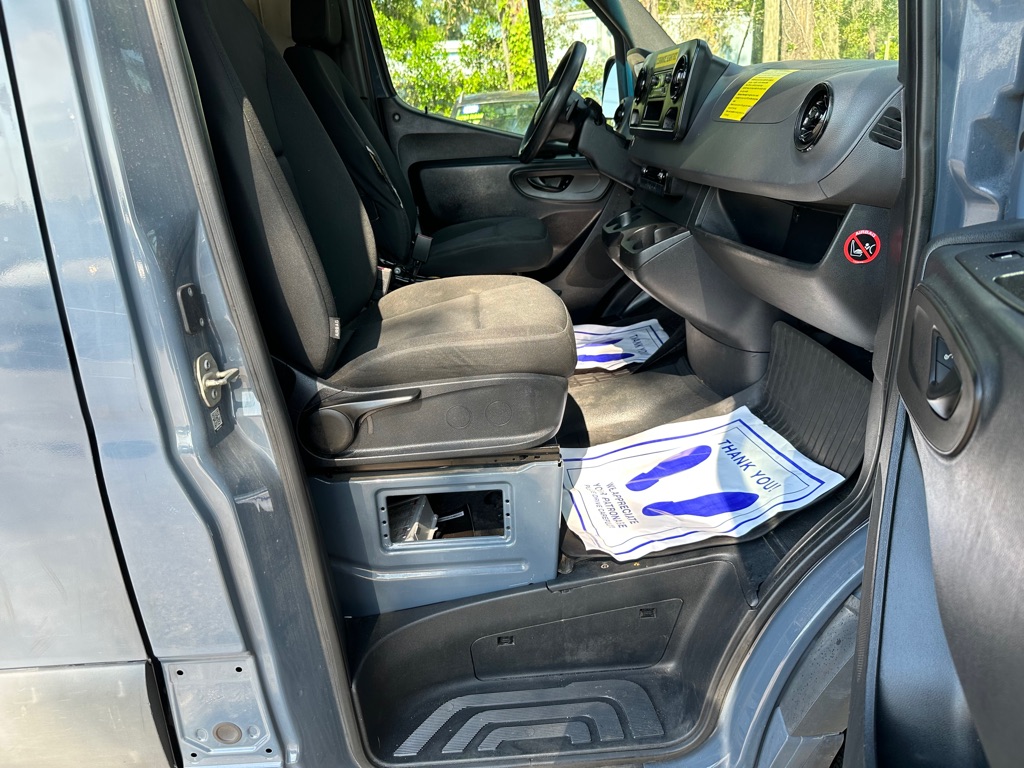 Photo 15 of this MERCEDES-BENZ SPRINTER