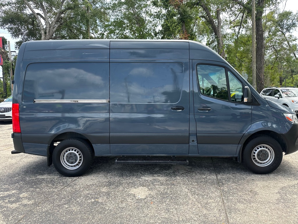 Photo 7 of this MERCEDES-BENZ SPRINTER