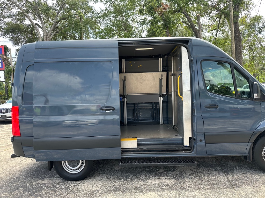 Photo 8 of this MERCEDES-BENZ SPRINTER