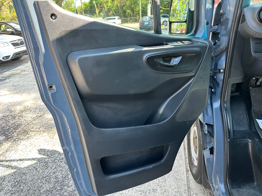 Photo 12 of this MERCEDES-BENZ SPRINTER