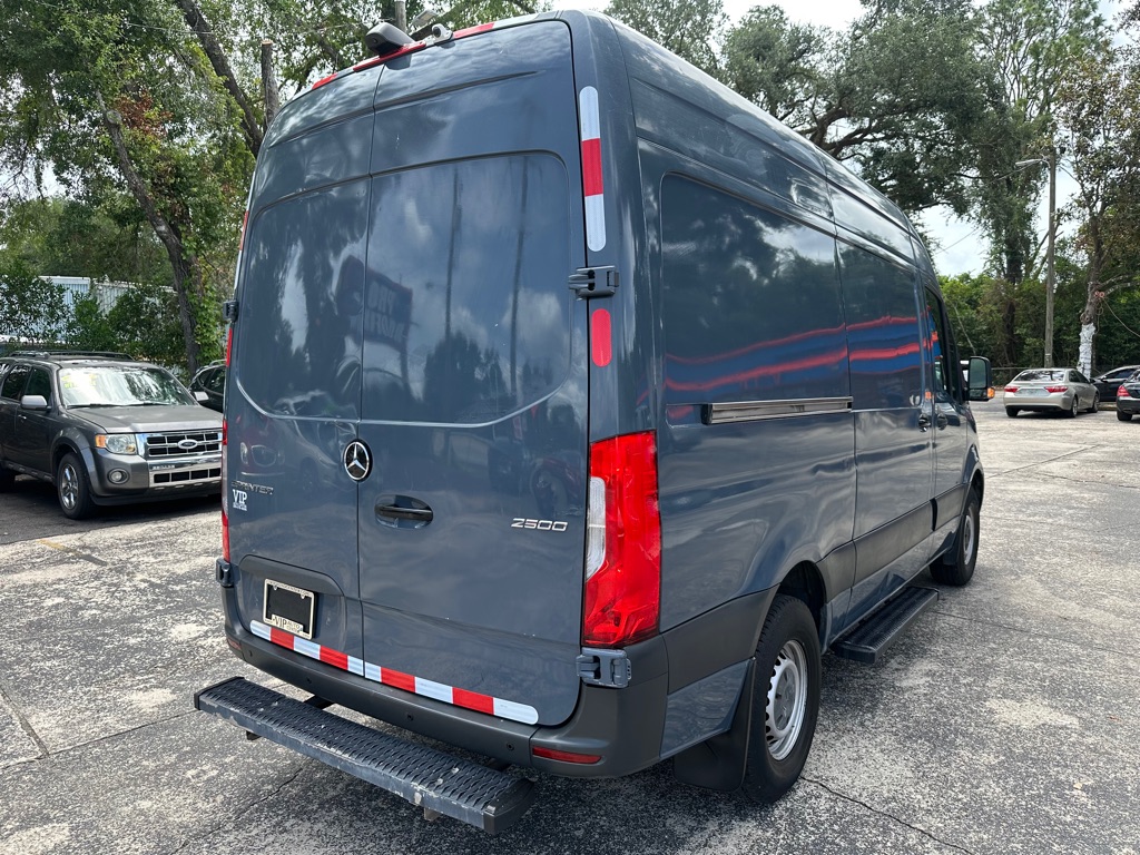 Photo 6 of this MERCEDES-BENZ SPRINTER