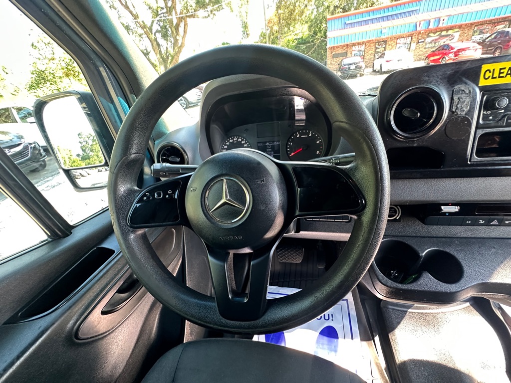 Photo 16 of this MERCEDES-BENZ SPRINTER
