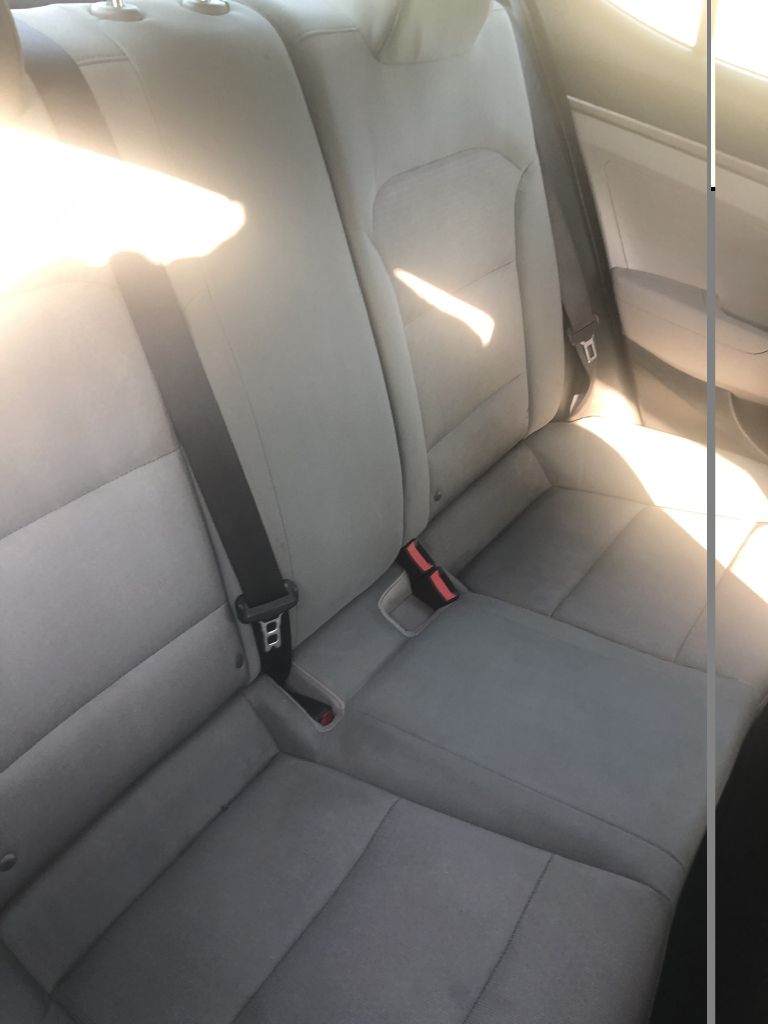 Photo 3 of this HYUNDAI ELANTRA