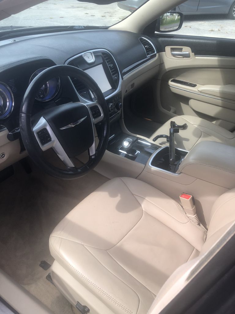 Photo 2 of this CHRYSLER 300