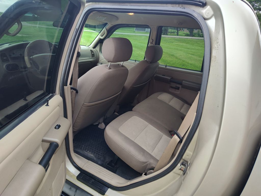 Photo 6 of this FORD EXPLORER SPORT