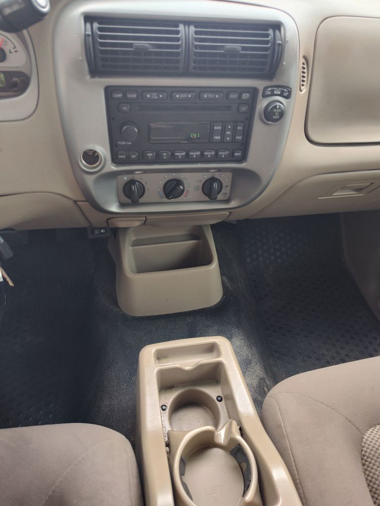 Photo 8 of this FORD EXPLORER SPORT
