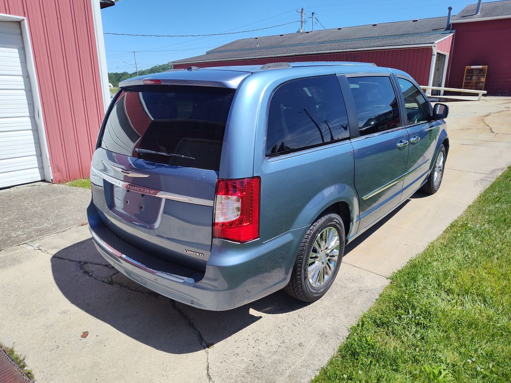 Photo 3 of this CHRYSLER TOWN & COUNTRY