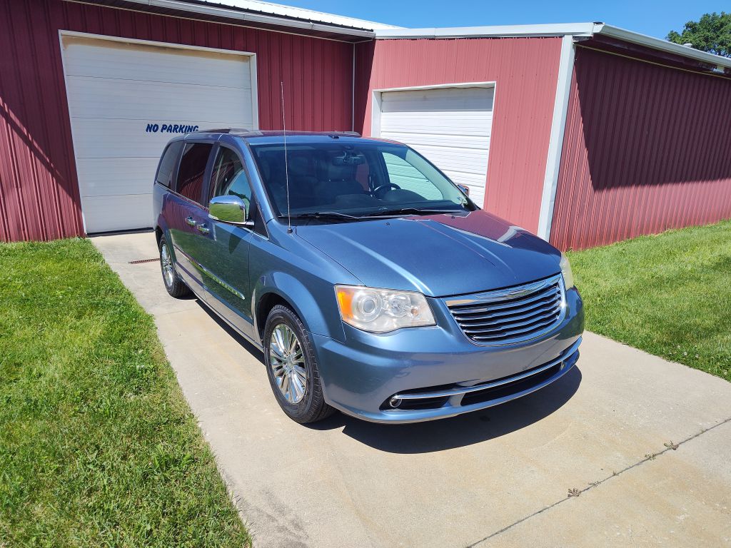 Photo 4 of this CHRYSLER TOWN & COUNTRY