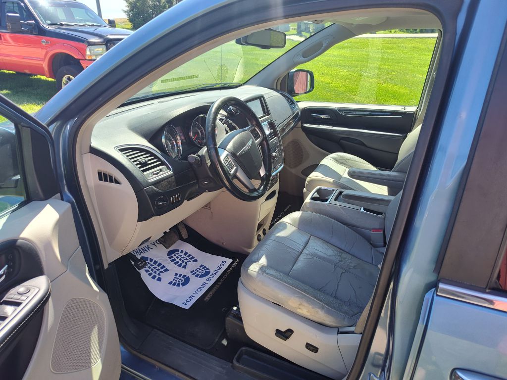 Photo 5 of this CHRYSLER TOWN & COUNTRY