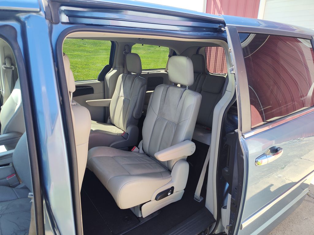 Photo 6 of this CHRYSLER TOWN & COUNTRY