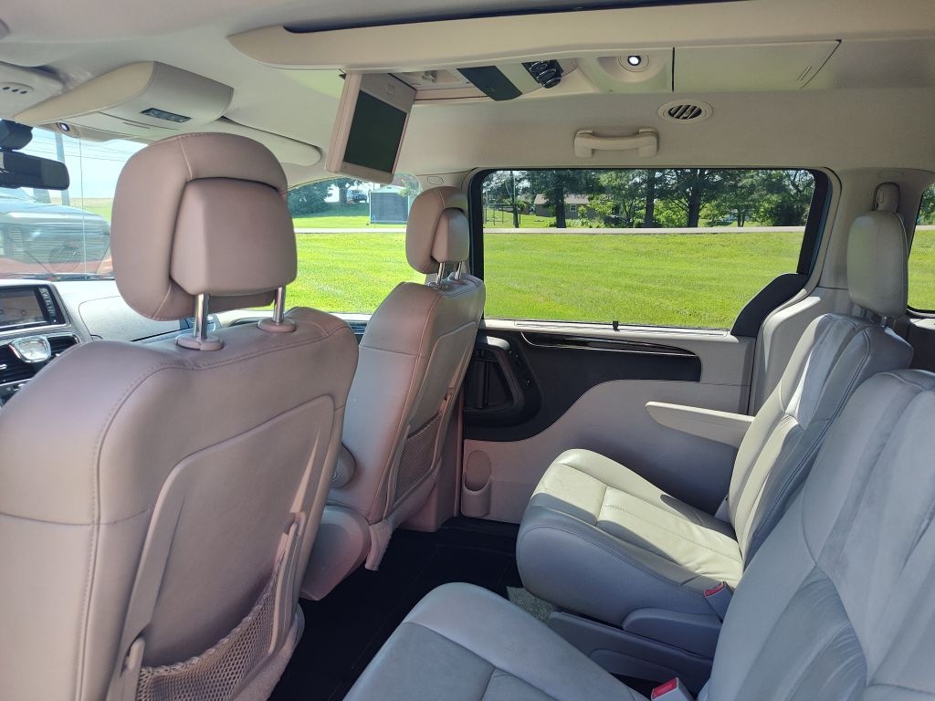 Photo 7 of this CHRYSLER TOWN & COUNTRY