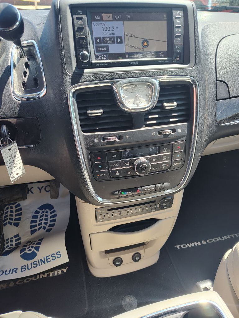 Photo 9 of this CHRYSLER TOWN & COUNTRY