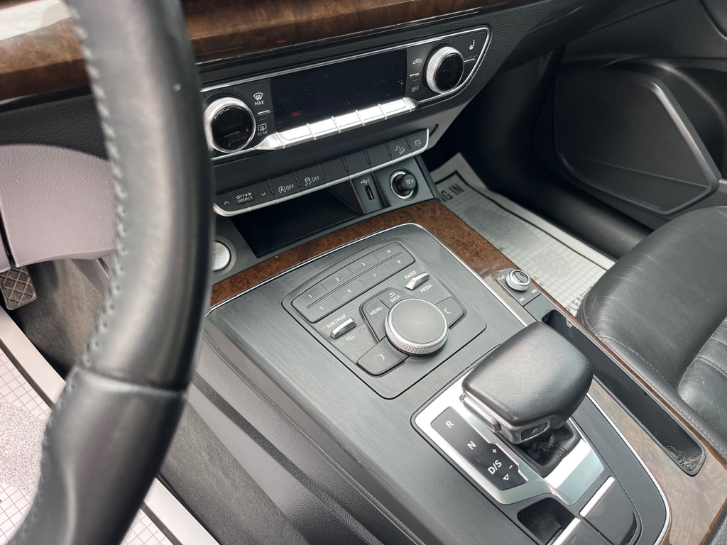 Photo 10 of this AUDI Q5