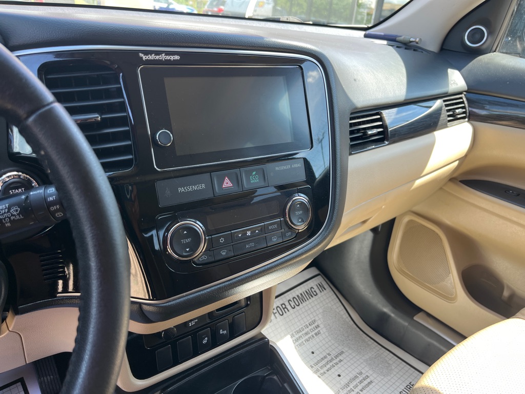 Photo 9 of this MITSUBISHI OUTLANDER