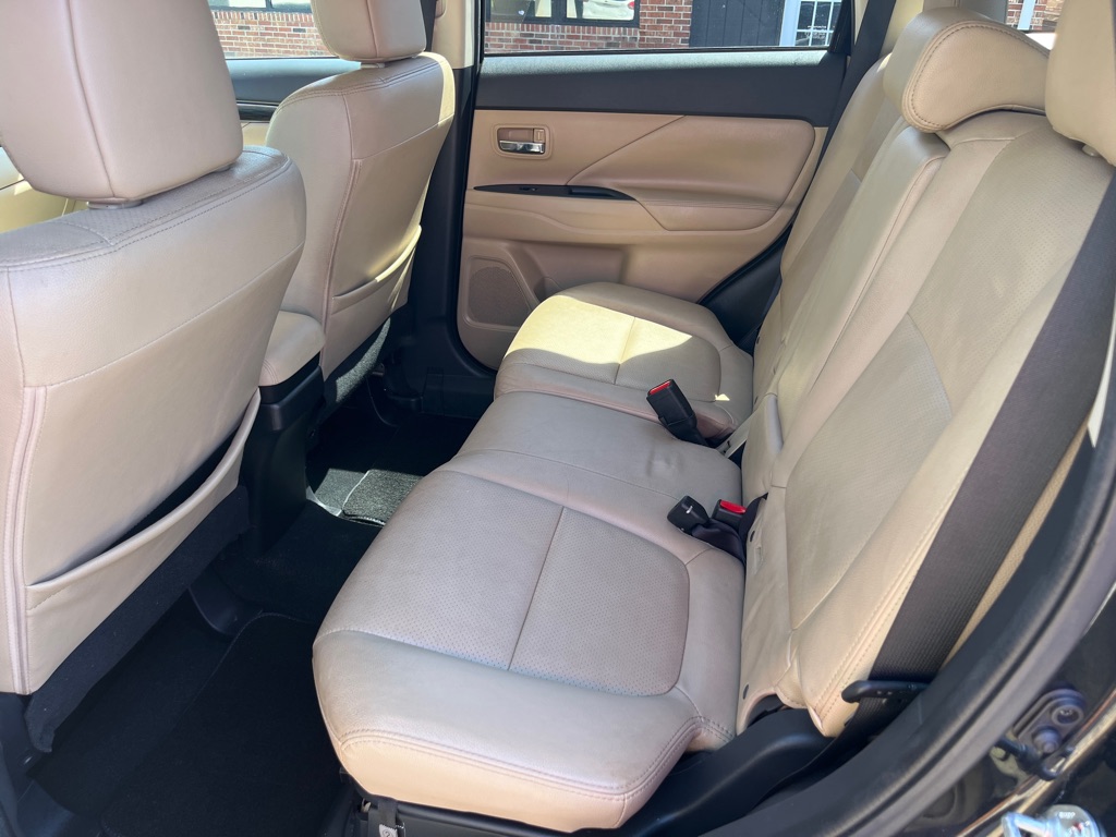 Photo 11 of this MITSUBISHI OUTLANDER