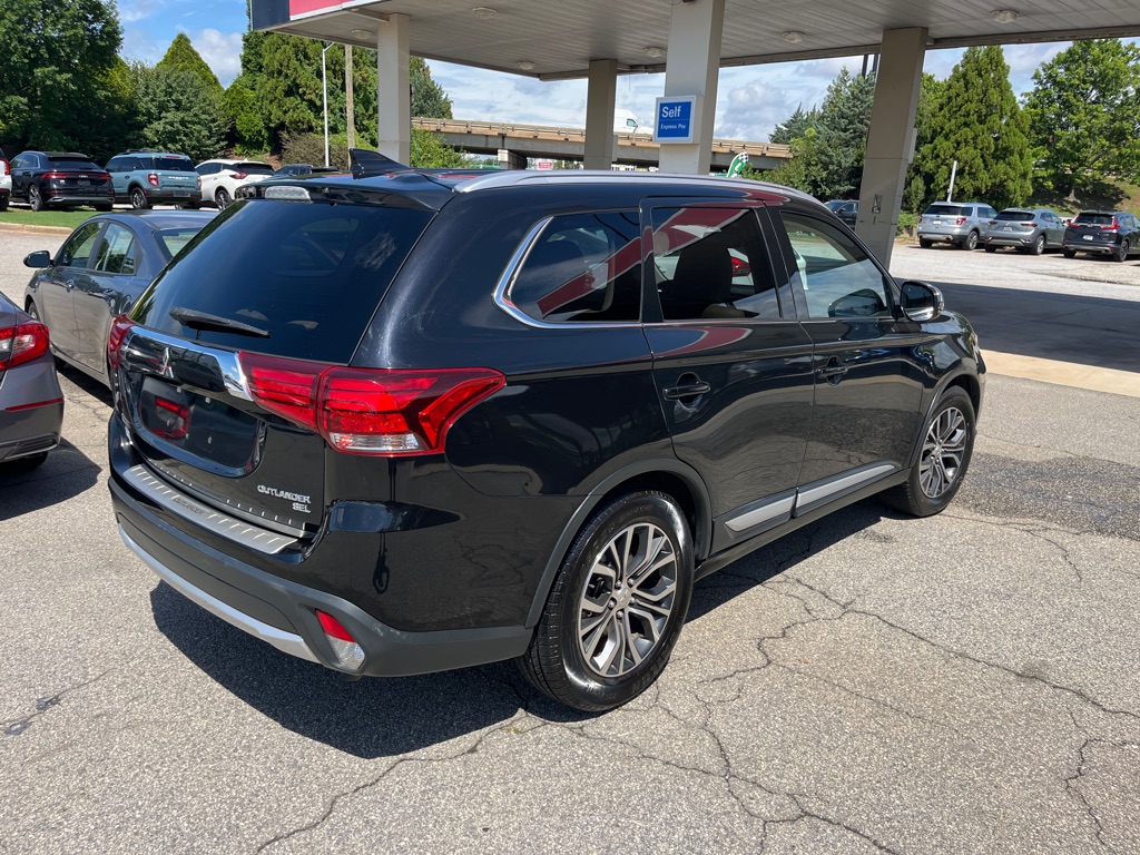 Photo 3 of this MITSUBISHI OUTLANDER