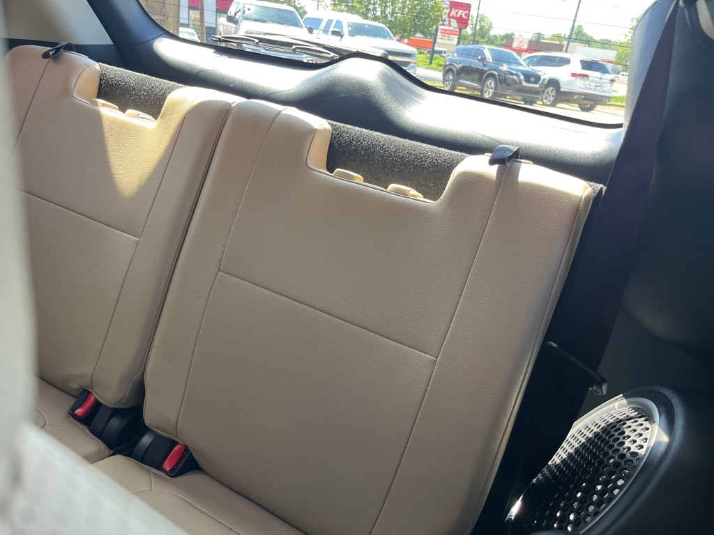 Photo 12 of this MITSUBISHI OUTLANDER